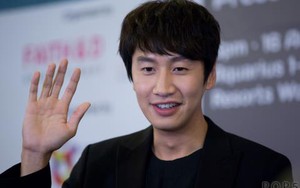 'Hoàng tử châu Á' Lee Kwang Soo 'đốn tim' fan bằng những cử chỉ tuyệt vời